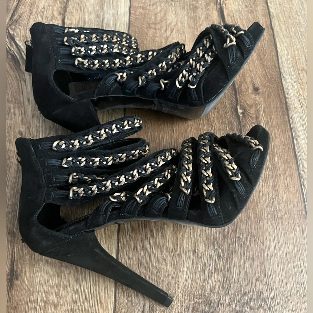 ZARA Black strappy shoe with gold chains. - Picture 2 of 3